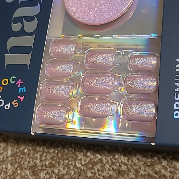 Leaving December: NWT Pink PopSocket + Nails - Picture 2 of 4